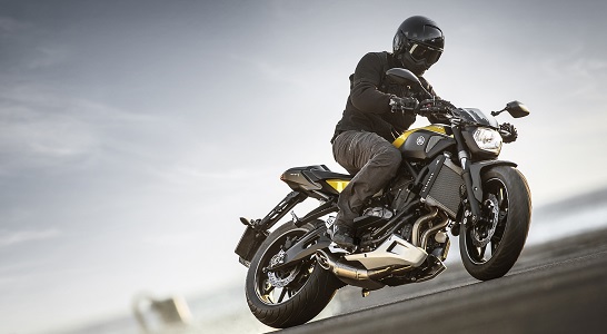 2015-Yamaha-MT-07-EU-Extreme-Yellow-Action-006