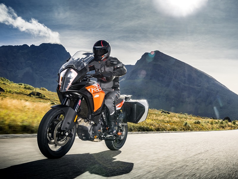 KTM 1290 SUPER ADVENTURE S Action 03