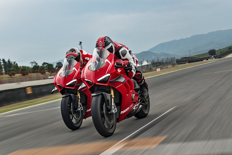 15 DUCATI PANIGALE V4 R ACTION UC69252 Mid