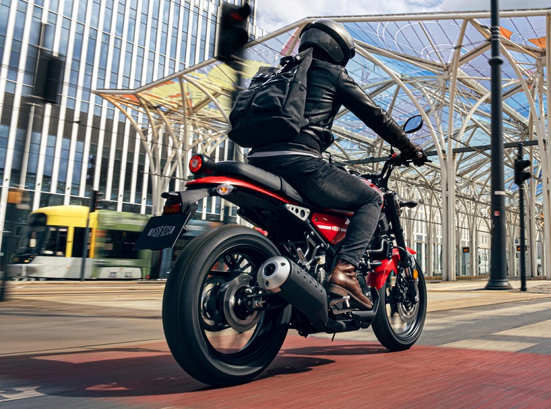 2021 Yamaha XS125 EU Redline Action 002 03
