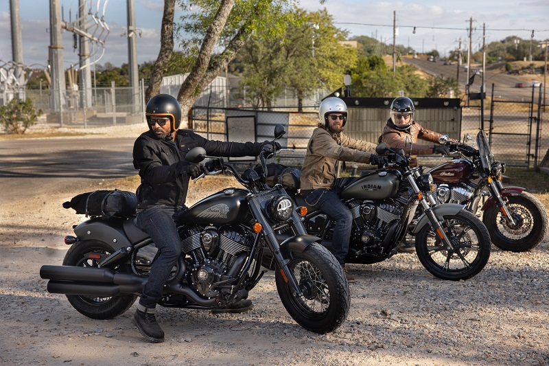 2022 ind chiefbobberdarkhorse lineup riding 2 1