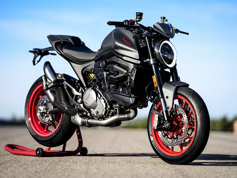 MY21 DUCATI MONSTER PLUS AMBIENCE 4 UC214574 High