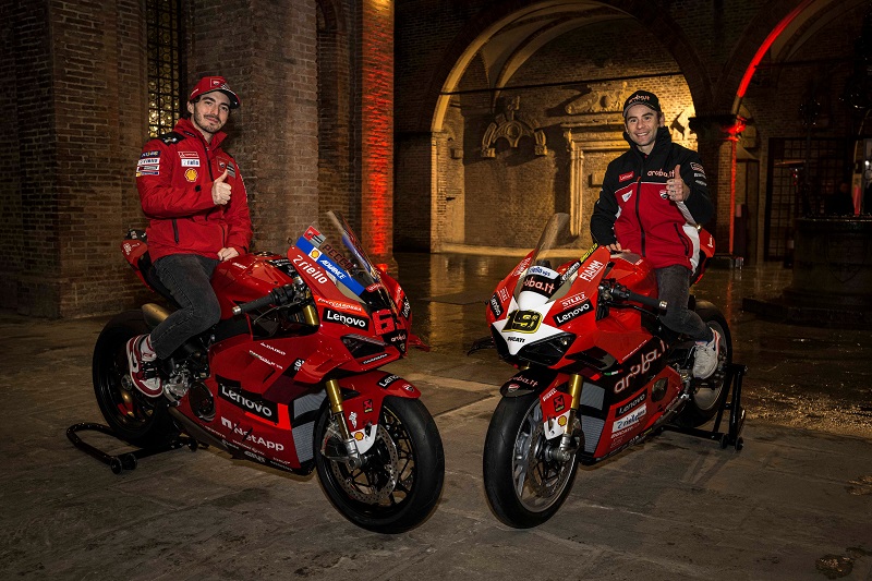 PanigaleV4 2022 WorldChampion Replica 01 UC469887 High