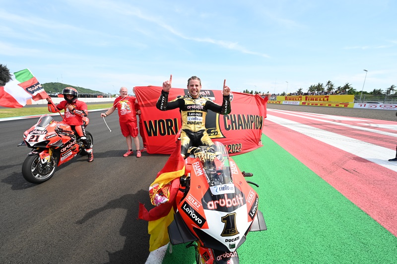 alvaro bautista celebrating the world title