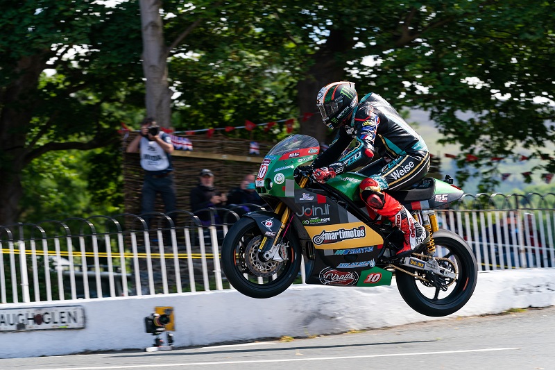 PACEMAKER, BELFAST, 08/06/2022: Peter Hickman at Ballaugh Bridge during the Lightweight TT at TT2022. PICTURE BY TONY GOLDSMITH