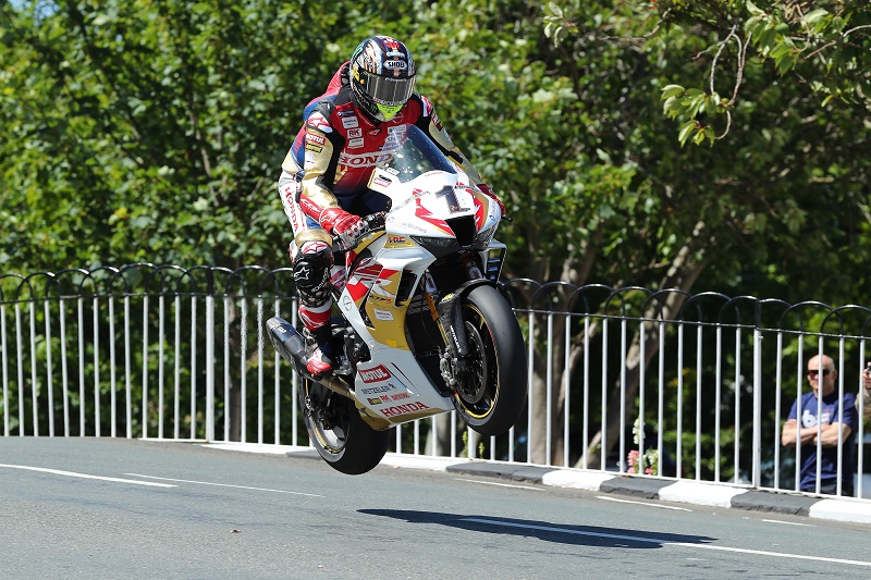 04/06/2022: John McGuinness (1000 Honda/Honda Racing UK) at Ballaugh Bridge during Saturday’s Isle of Man RST Superbike TT Race. PICTURE BY DAVE KNEEN/PACEMAKER PRESS.
