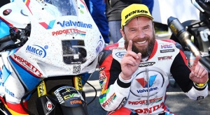 Bruce Anstey slavi na Manu